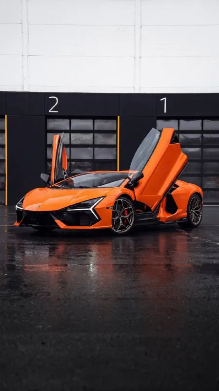 Lamborghini Revuelto в сервисной зоне Top Level