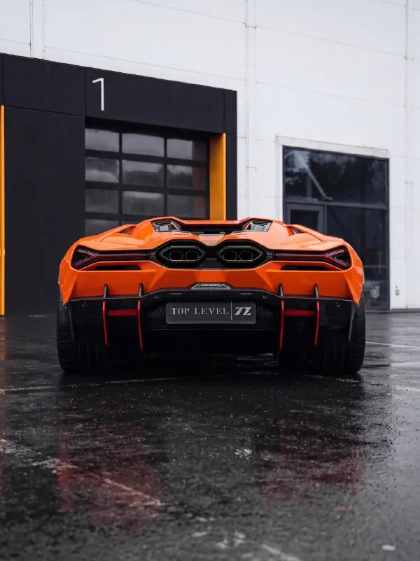 Задняя часть Lamborghini Revuelto во время нулевого ТО