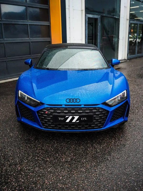 Синий Audi R8 у технического центра Top Level