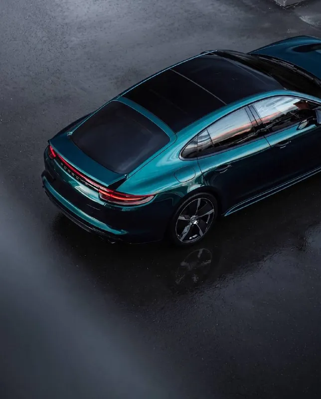 Вид сверху на Porsche Panamera после оклейки