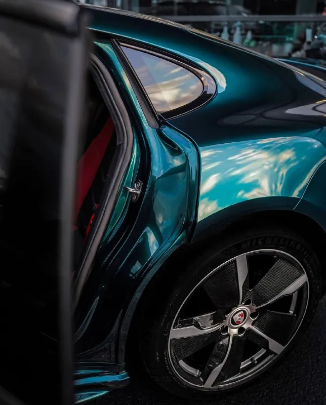 Деталь цветного полиуретана на Porsche Panamera