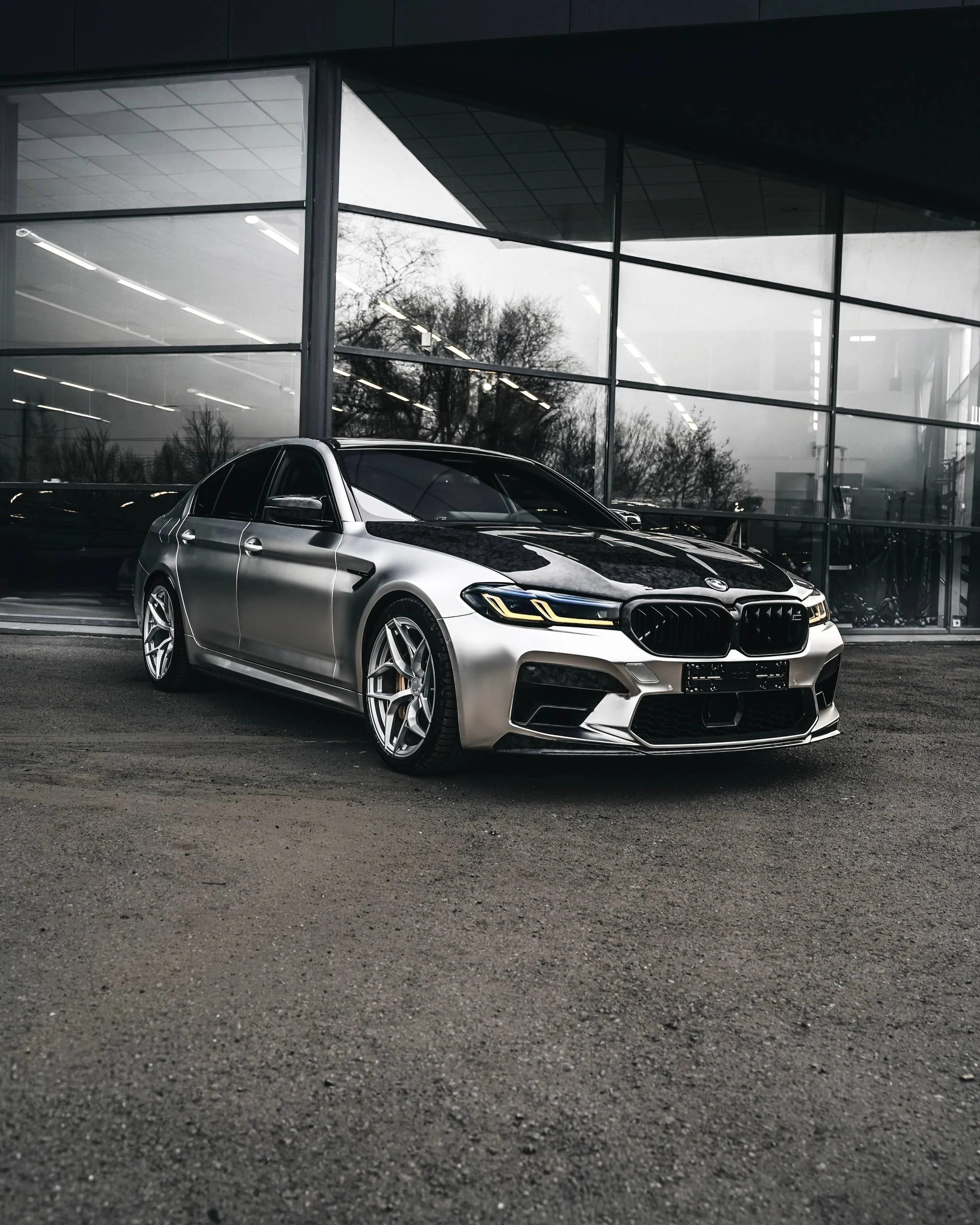BMW M5 Competition в хромированной плёнке и кованом карбоне