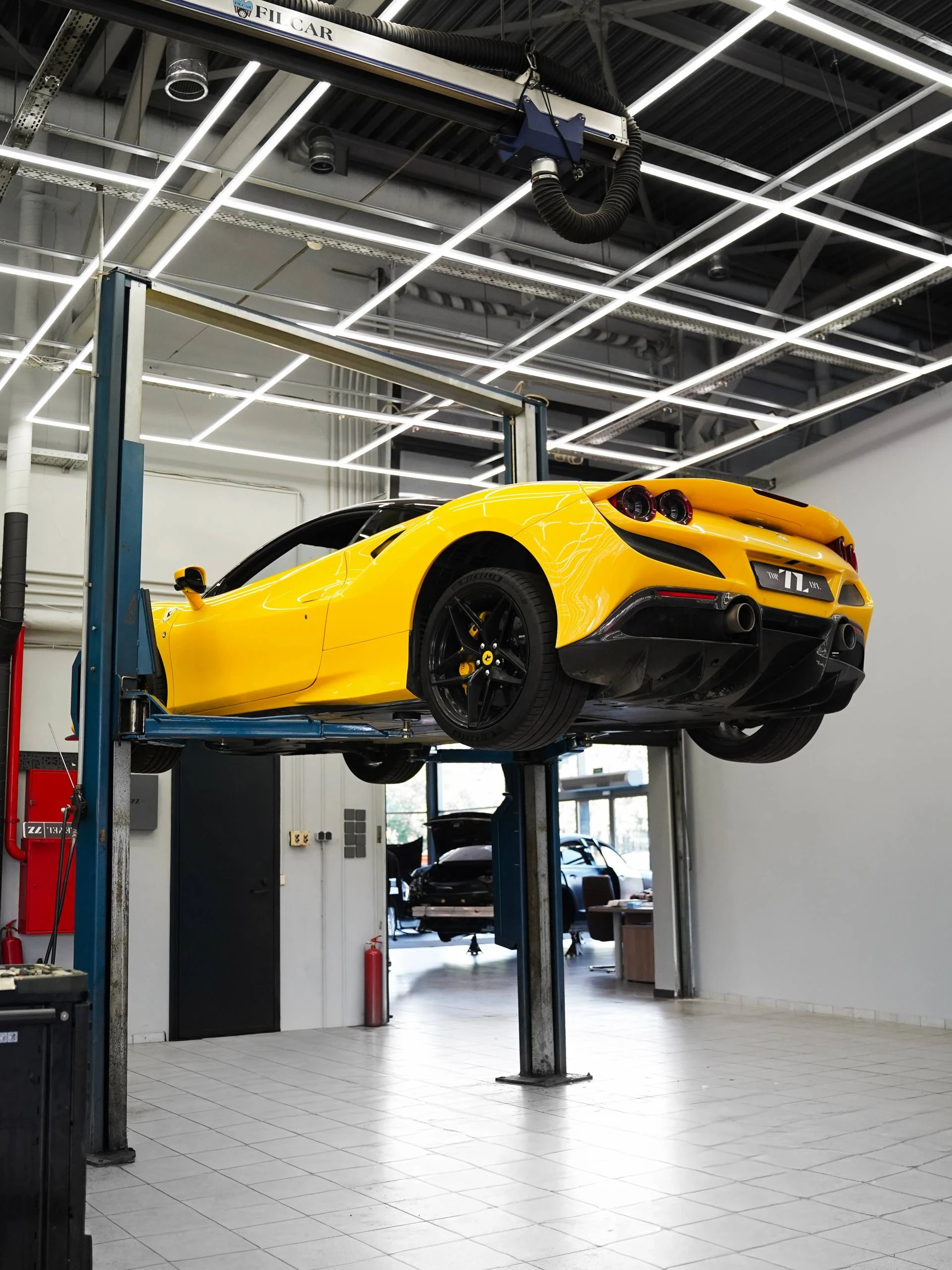 Ferrari F8 Tributo на техническом обслуживании в Top Level