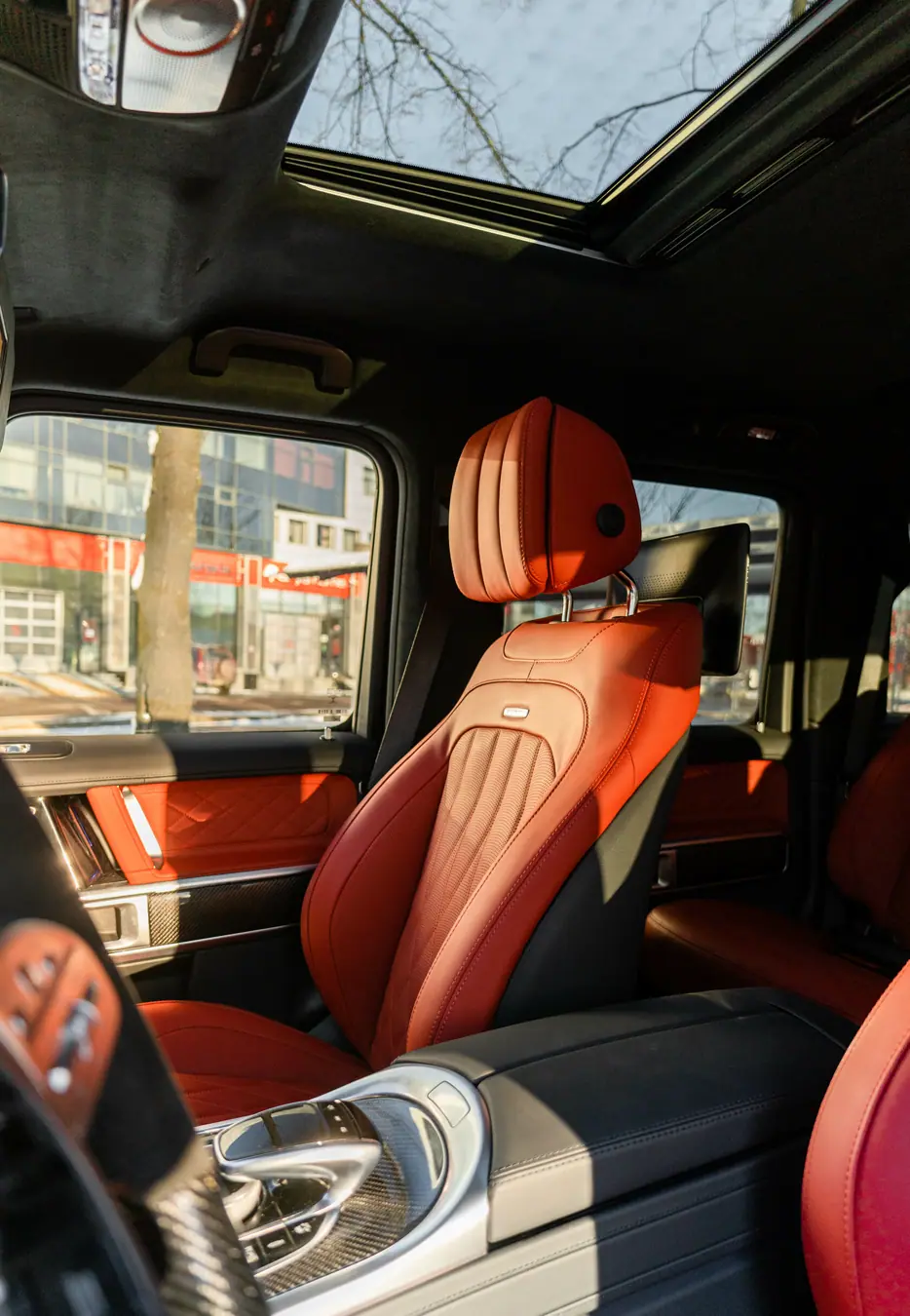 Обновлённый интерьер Mercedes-Benz G 63