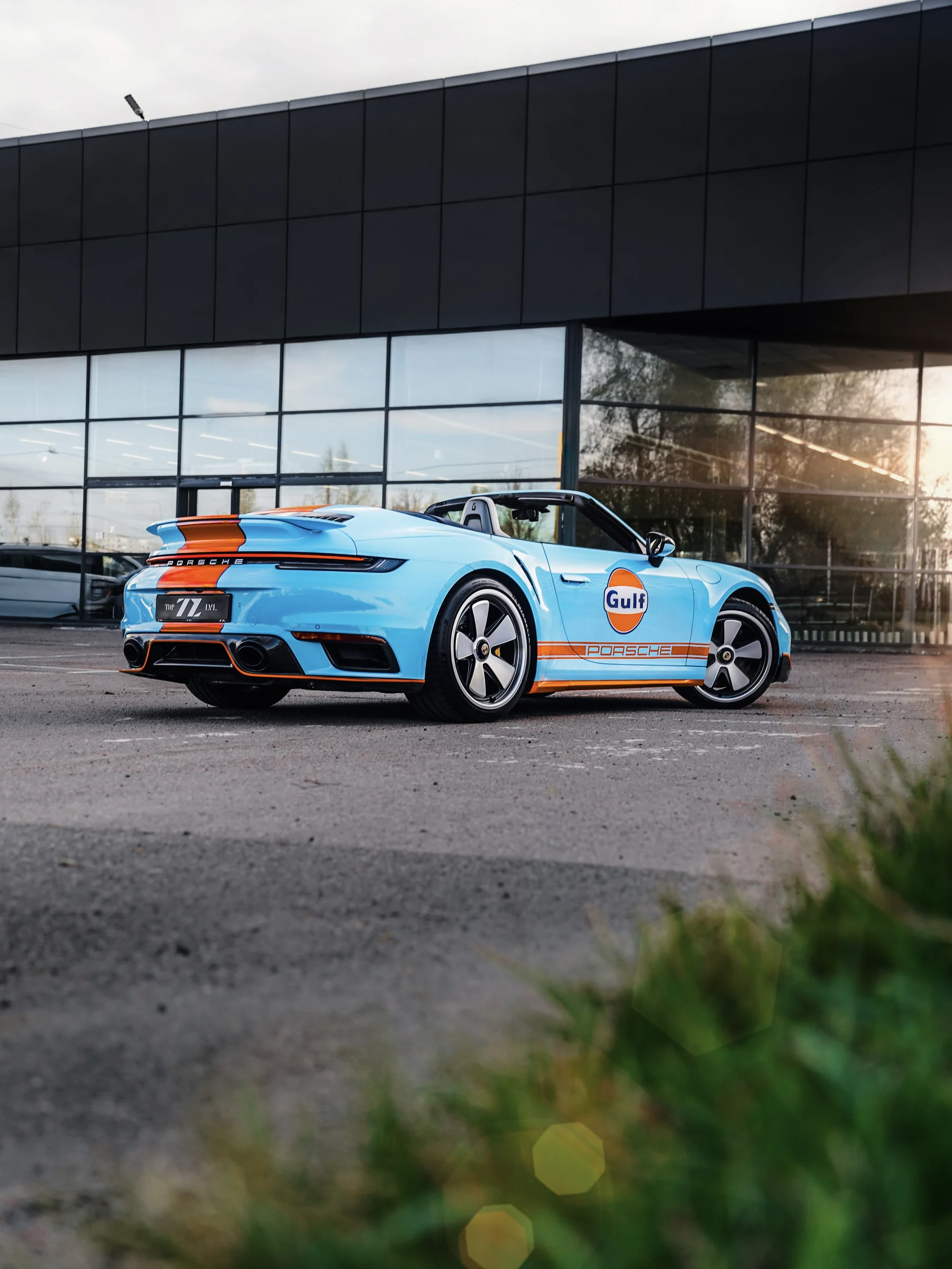 Боковой ракурс Porsche 911 Turbo S Gulf