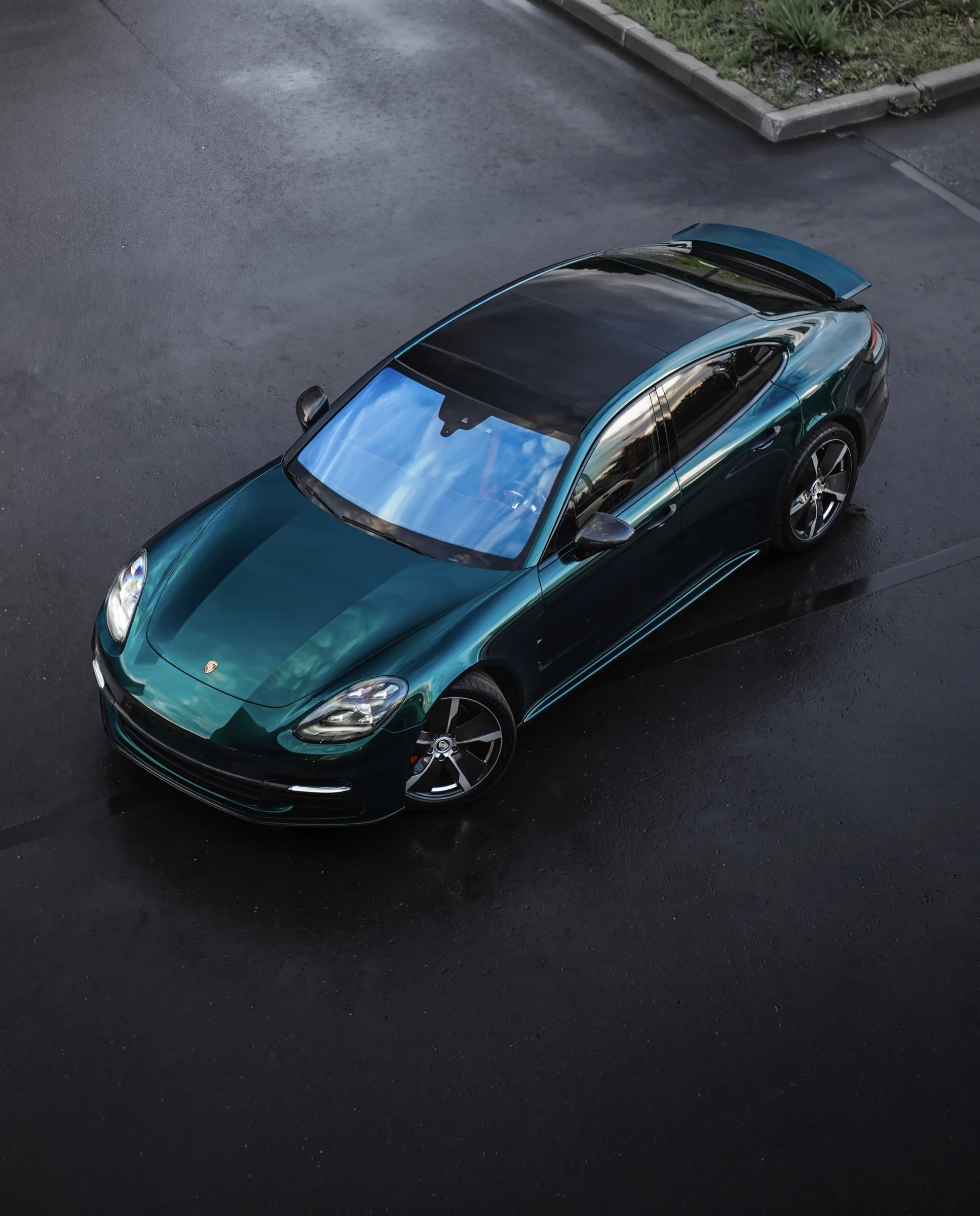 Бирюзовый Porsche Panamera после полной оклейки