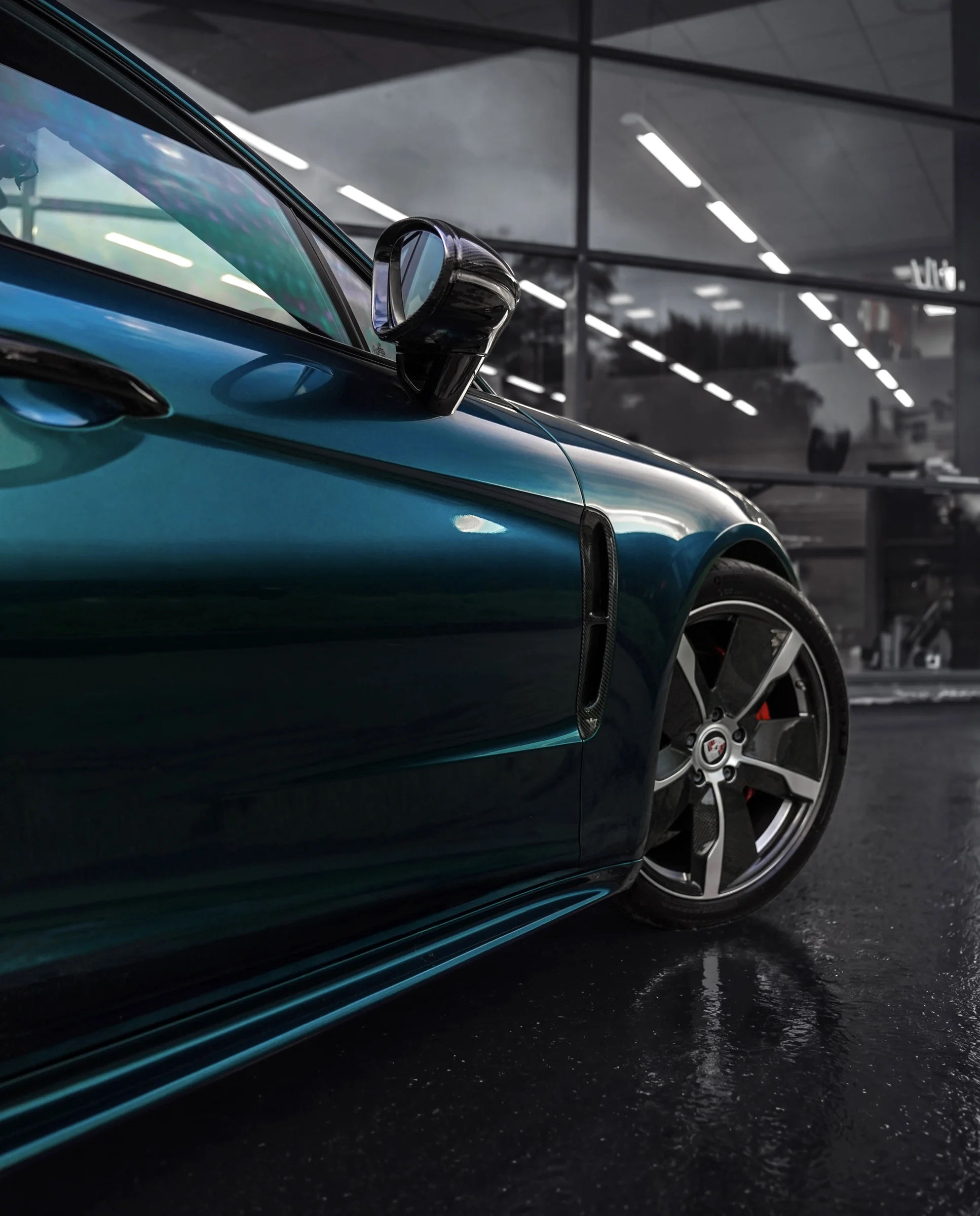 Деталь цветного полиуретана на Porsche Panamera