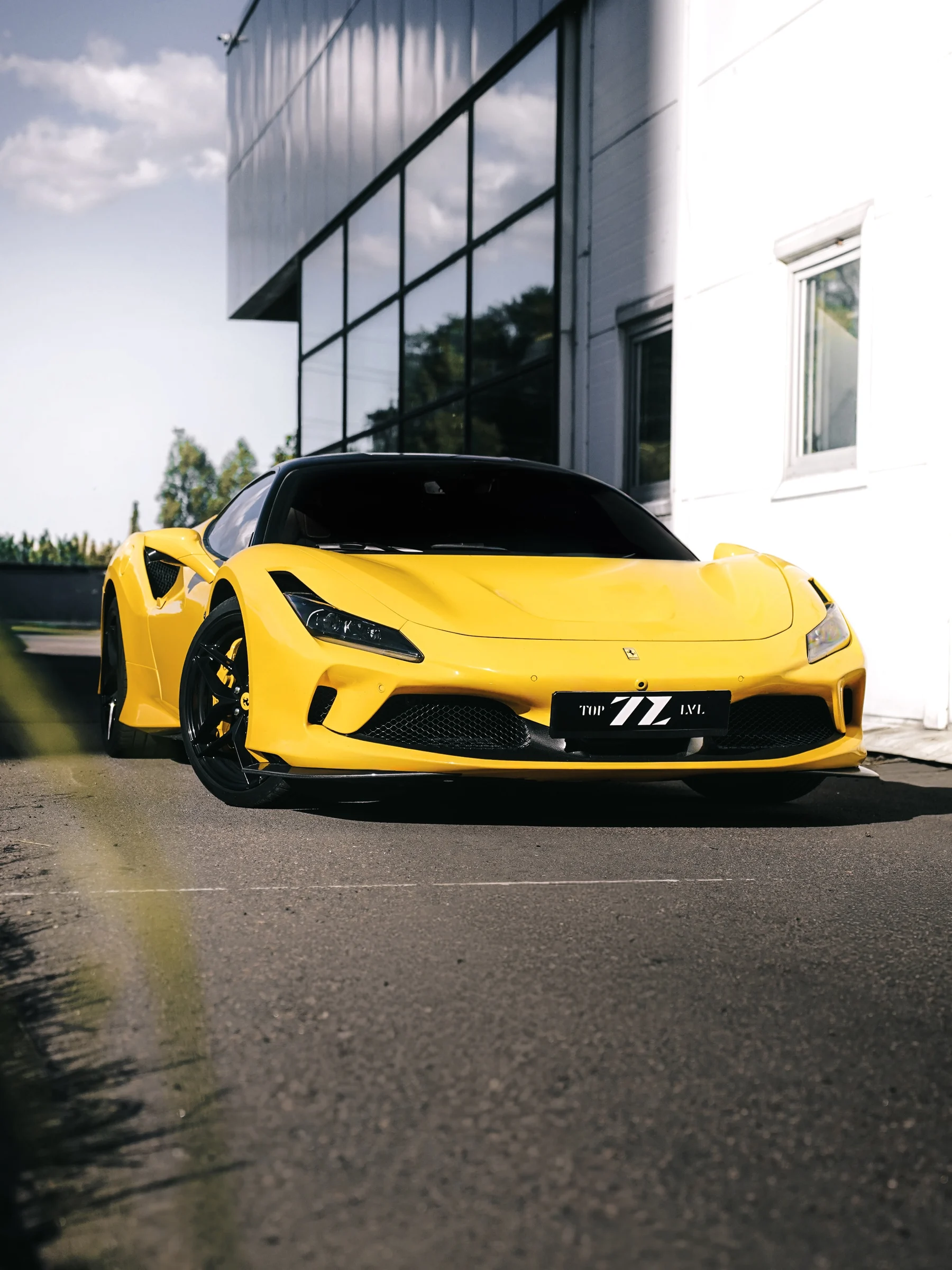 Жёлтый Ferrari F8 Tributo после работ Top Level