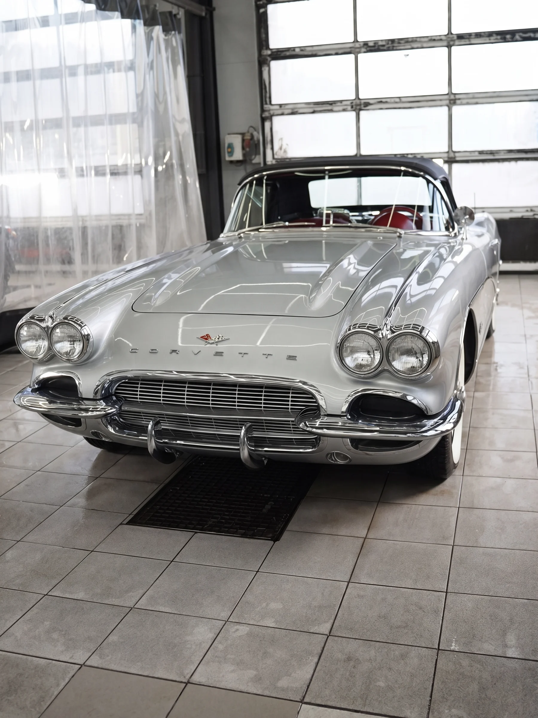 Классический Chevrolet Corvette в сервисной зоне Top Level