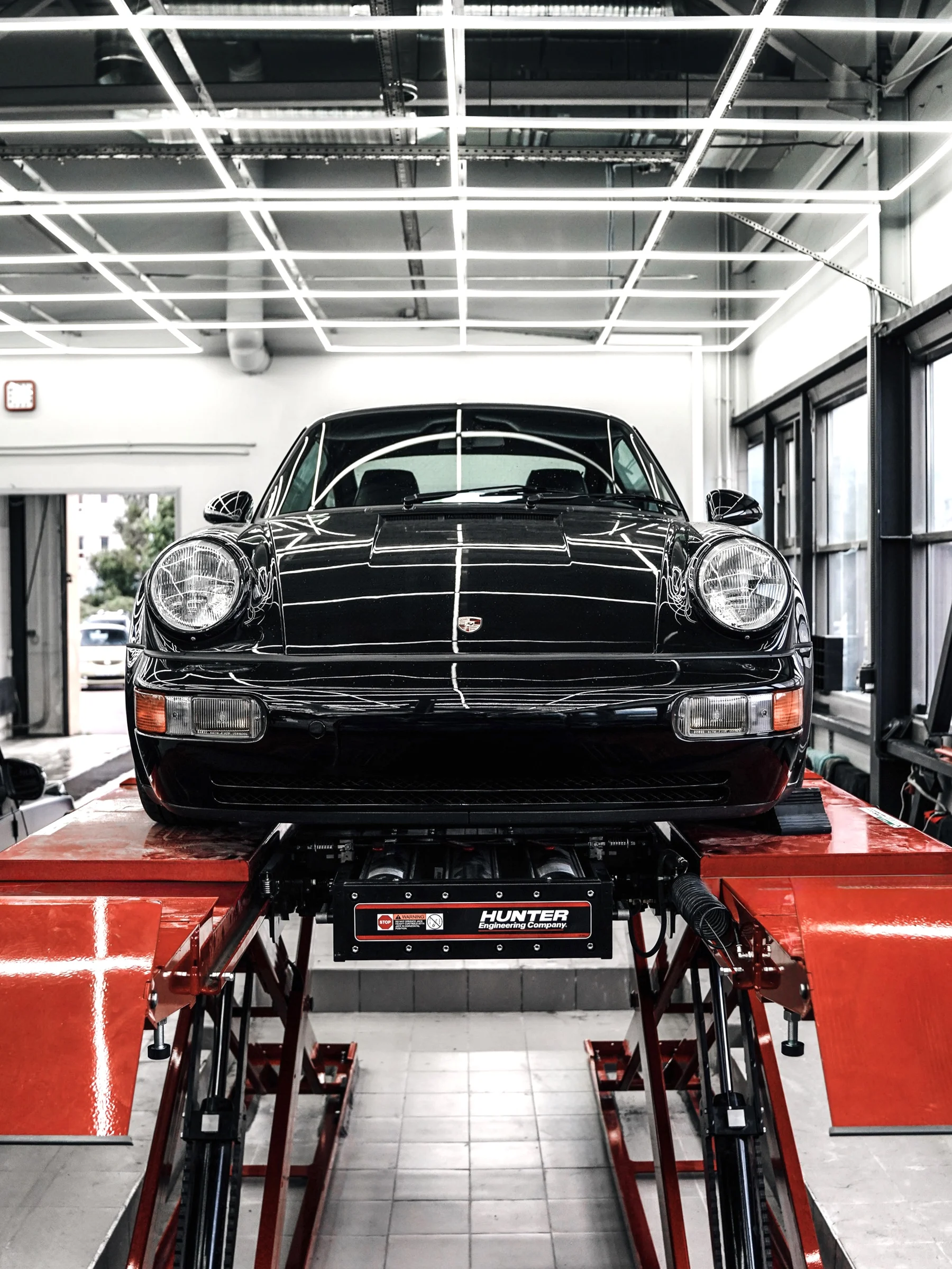 Классический Porsche на стенде сход-развала