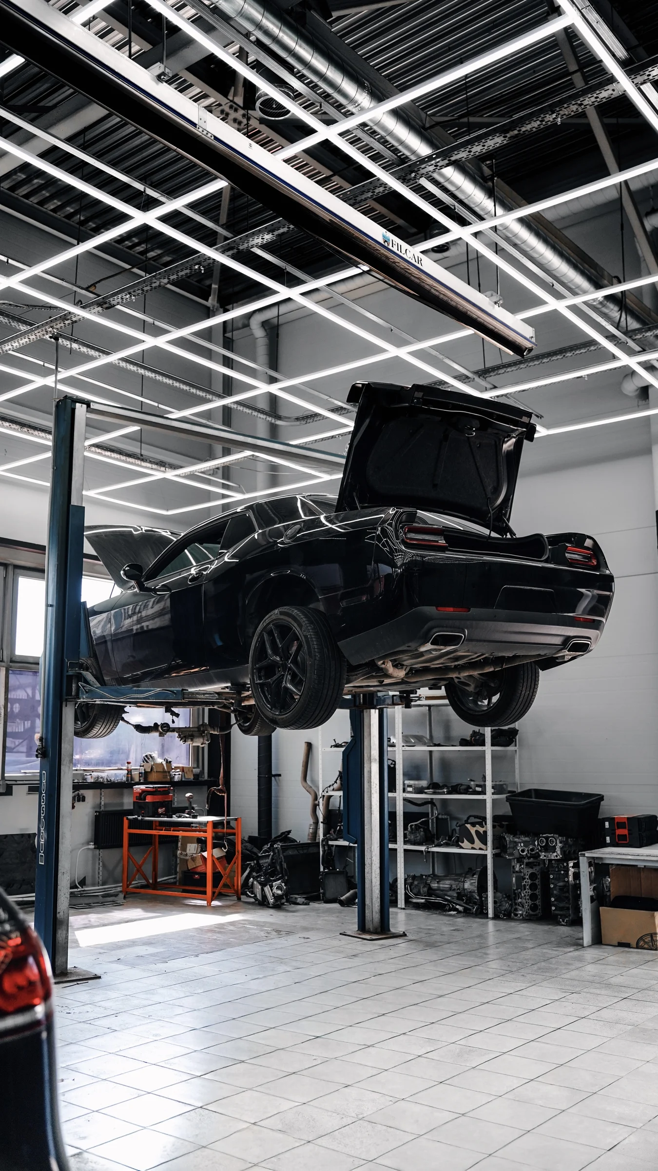Классический Porsche на подъёмнике Top Level