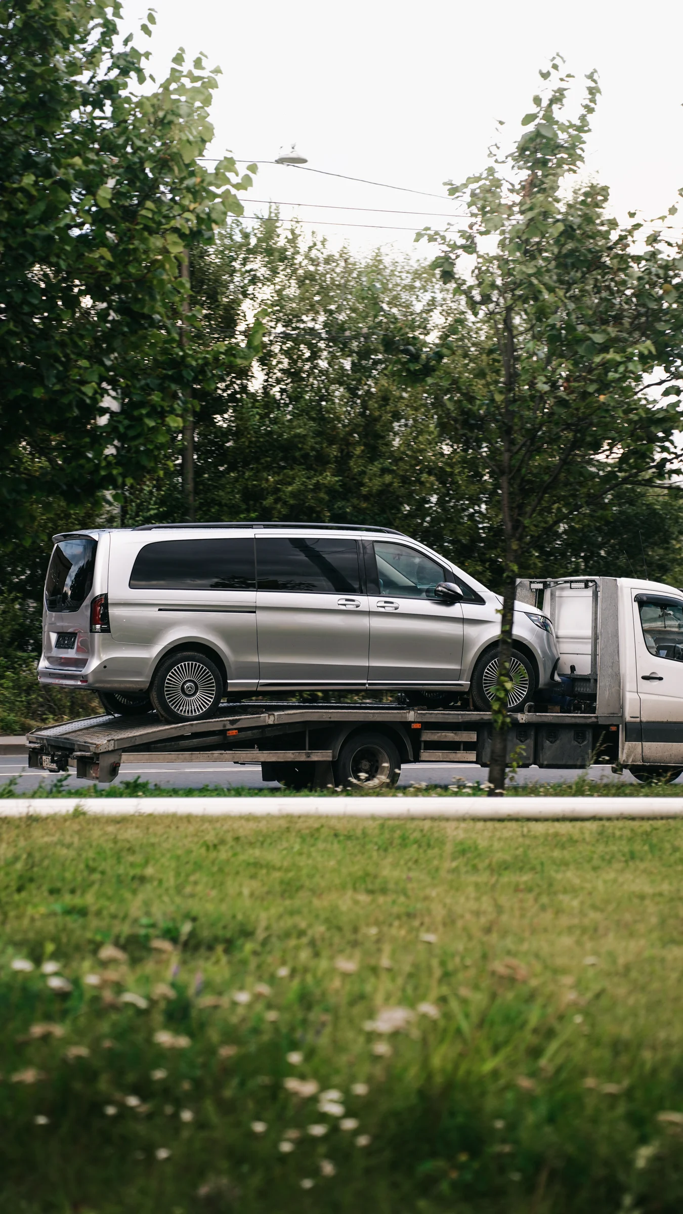 Классический Range Rover на эвакуаторе