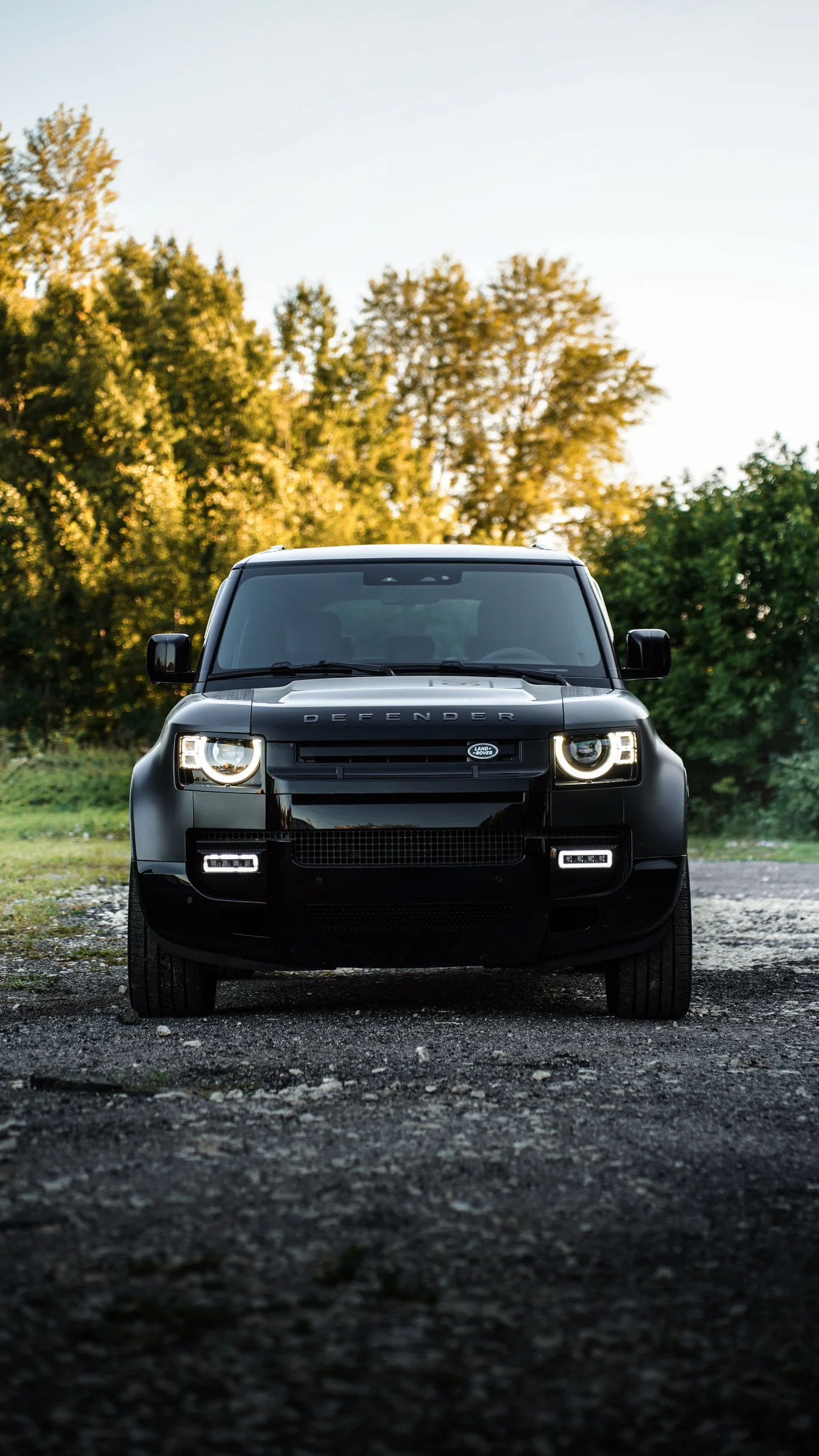 Land Rover Defender — вид спереди