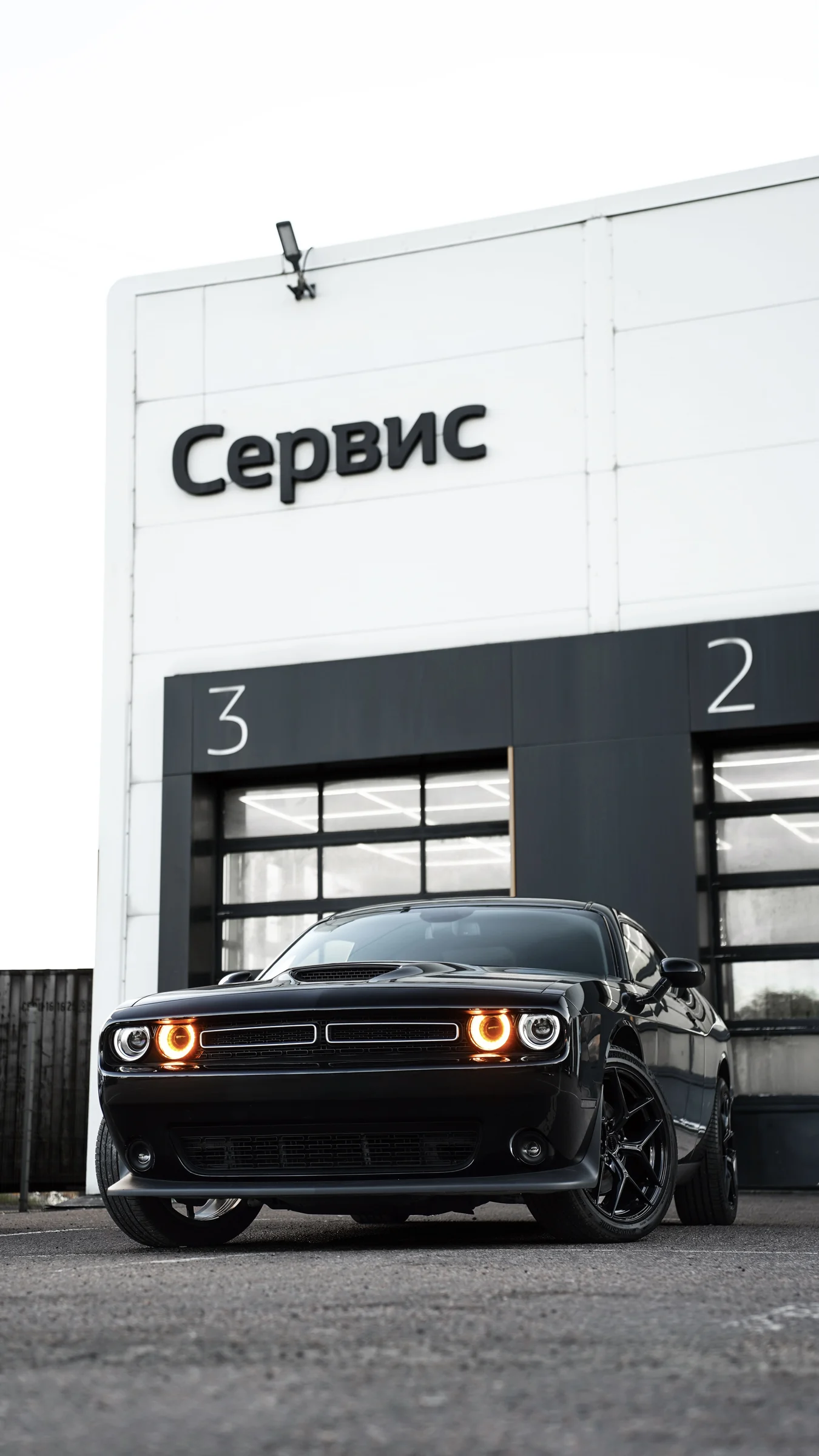 Dodge Challenger у сервисного центра Top Level