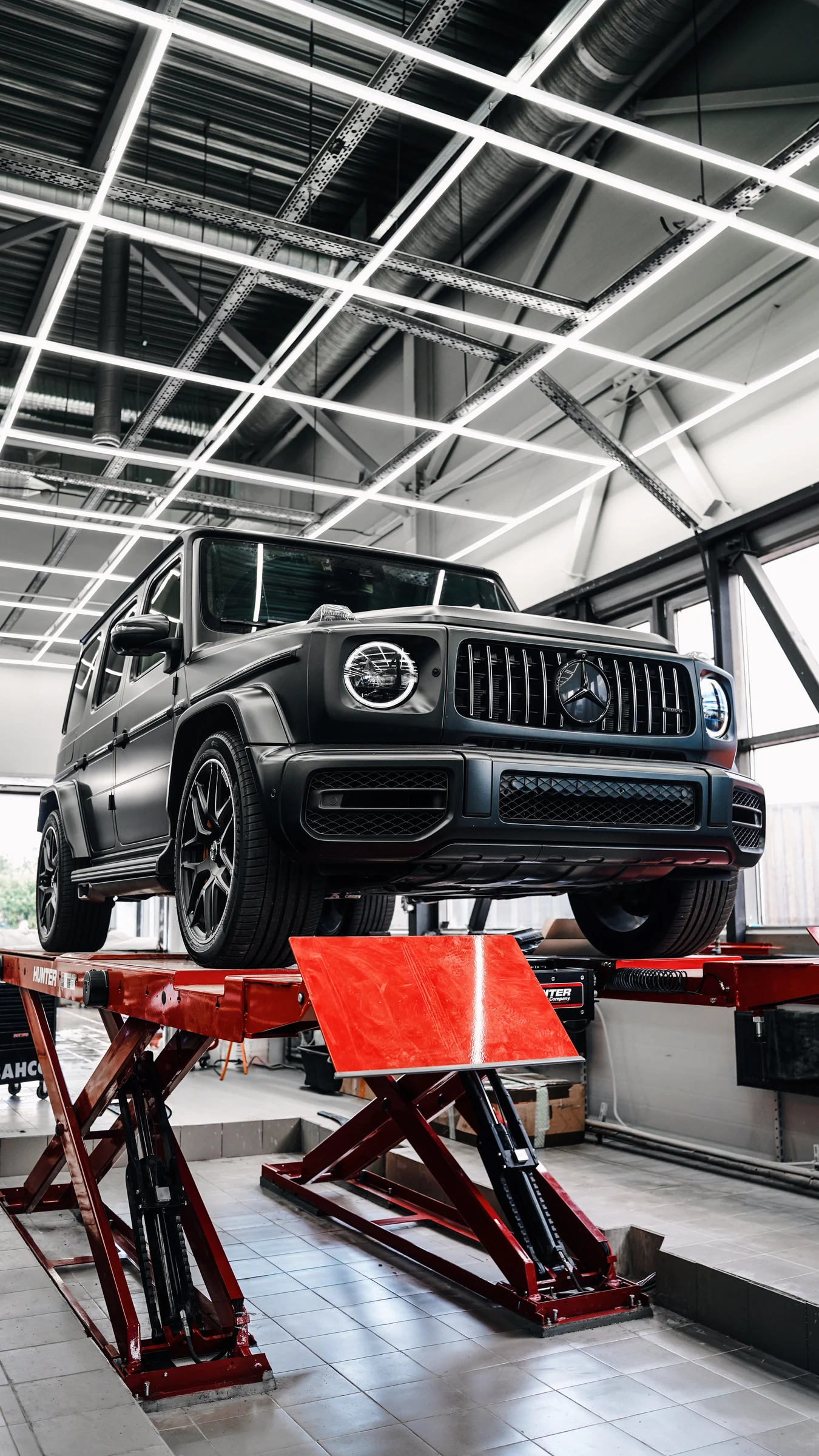 Mercedes-AMG G-Class на стенде регулировки углов установки колёс