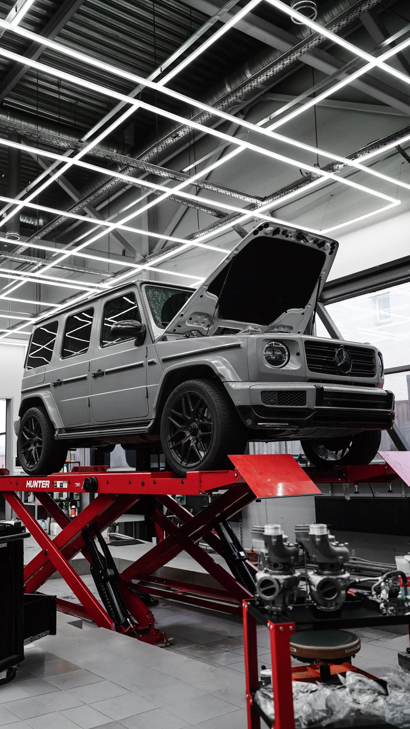 Mercedes-Benz G-Class на красном подъёмнике Top Level