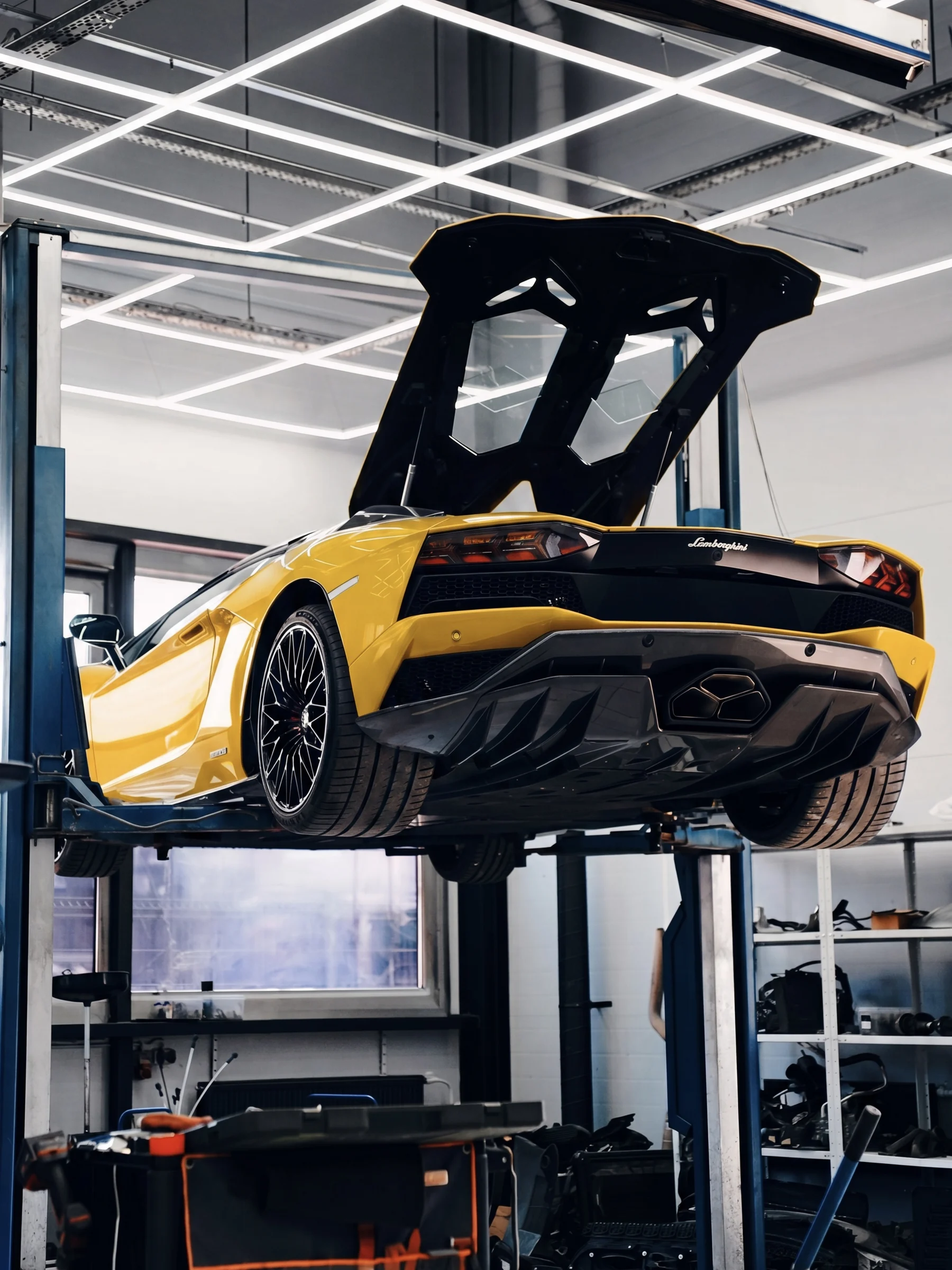 Жёлтый Lamborghini Aventador на подъёмнике Top Level
