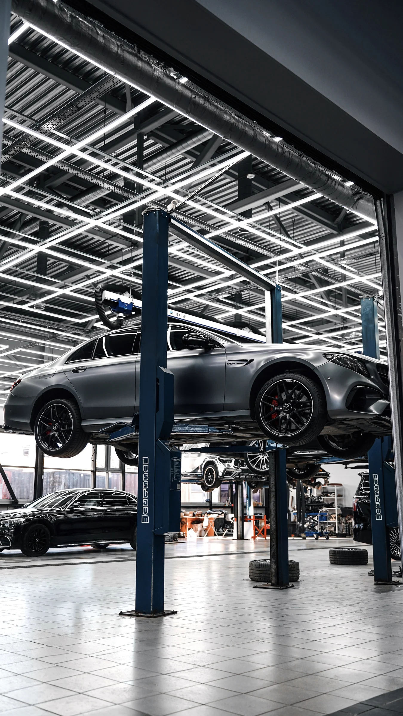 Porsche на подъёмнике Top Level